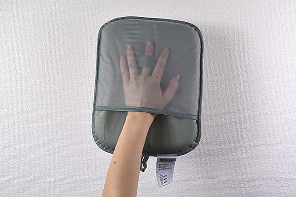 スリコ（3COINS）の「アイロングローブ」はハンガーにかけたままアイロンがけ可能で時短に！の画像3