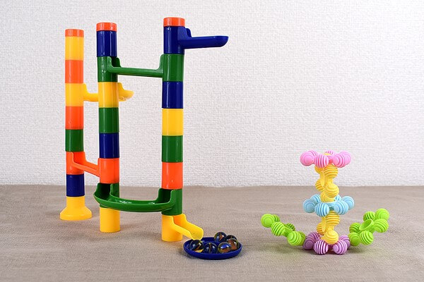 【100均レビュー】セリアの「ブロック玩具」は遊びながら創造力を養える⁉︎　自由に組み立てられるから飽きがこない！の画像1