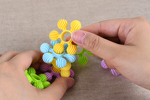 【100均レビュー】セリアの「ブロック玩具」は遊びながら創造力を養える⁉︎　自由に組み立てられるから飽きがこない！の画像6