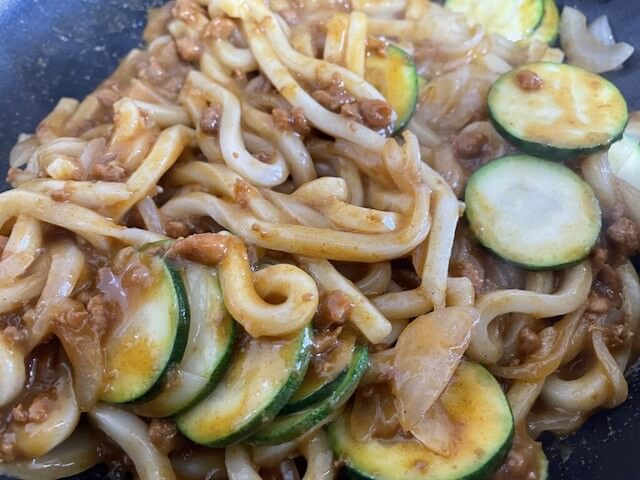 無印良品【焼きキーマカレーうどん】、めっちゃ手抜きなのに「ちゃんと作った感じ」出る！　夫を騙せそうな簡単レシピだったの画像4