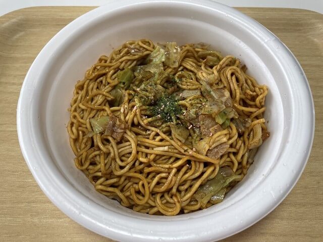 日清焼そばU.F.O.の【チョモランマU.F.O】、挑戦してみたら……はっきり言おう。安定の味でボリュームだけが倍になった！の画像4