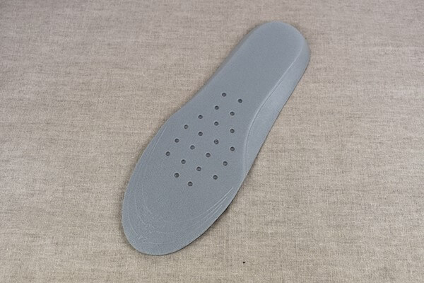 スリコ（3COINS）の「珪藻土入りカップインソール」、夏に足元の不快感が気になる人はチェック！ の画像3