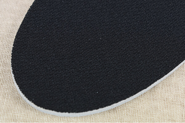 スリコ（3COINS）の「珪藻土入りカップインソール」、夏に足元の不快感が気になる人はチェック！ の画像4