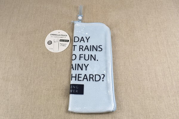 スリコ（3COINS）「PVC折りたたみ傘ポーチ」は万能アイテムかも!?　傘だけでなくペットボトルにも使える！の画像1