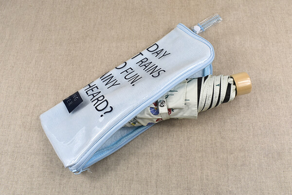 スリコ（3COINS）「PVC折りたたみ傘ポーチ」は万能アイテムかも!?　傘だけでなくペットボトルにも使える！の画像2