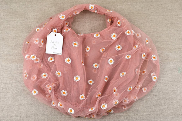 スリコ（3COINS）「フラワー刺繍ミニトート」は今っぽい透け感でデイジー柄が超キュート！の画像1