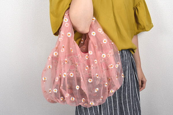 スリコ（3COINS）「フラワー刺繍ミニトート」は今っぽい透け感でデイジー柄が超キュート！の画像3