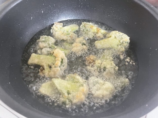おいしいと絶賛続出【無限ブロッコリー揚げ】作ってみた！　3歳児もお菓子のようにバクバク食べて、歓喜の声が上がるぞ！の画像5