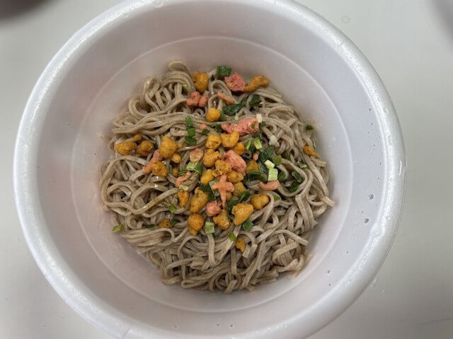 【日清の冷しどん兵衛】食べてみたら、面倒くさいし「冷し」じゃない！　ぶっかけそば＆うどん食べるなら、絶対○○はマスト!!の画像3