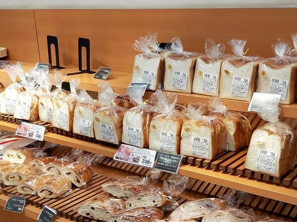 7_オリンピック総菜パンコーナー