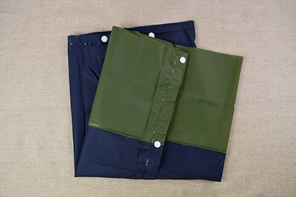 スリコ（3COINS）「4WAYレインストール」は、4通りに使える便利な雨具！　ブランドバッグもこれがあれば安心!?の画像1