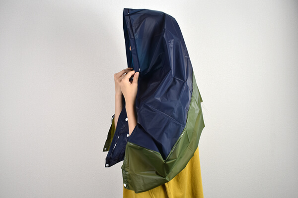 スリコ（3COINS）「4WAYレインストール」は、4通りに使える便利な雨具！　ブランドバッグもこれがあれば安心!?の画像4
