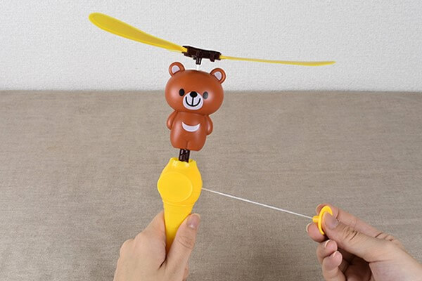 【100均レビュー】ダイソー「飛ばす系おもちゃ」比較！　子どもと一緒に空高くテイク・オフ!?の画像4