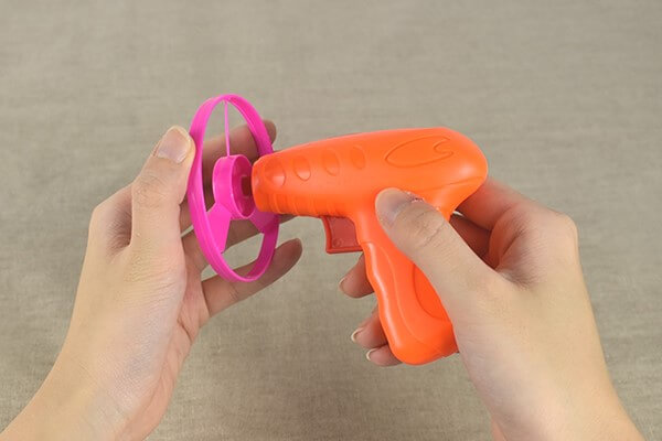 【100均レビュー】ダイソー「飛ばす系おもちゃ」比較！　子どもと一緒に空高くテイク・オフ!?の画像6