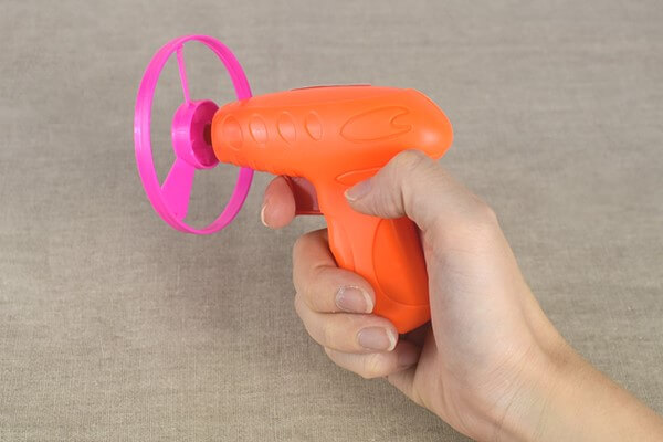 【100均レビュー】ダイソー「飛ばす系おもちゃ」比較！　子どもと一緒に空高くテイク・オフ!?の画像7