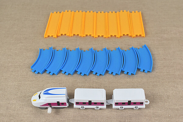 【100均レビュー】ダイソー「走るおもちゃ」比較！　100均とは思えない「フリクション走行」システムに感動！の画像3