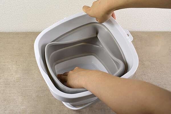 スリコ（3COINS）「折りたためるバケツ角」は、バケツなのに収納スペースに困らない!?の画像2