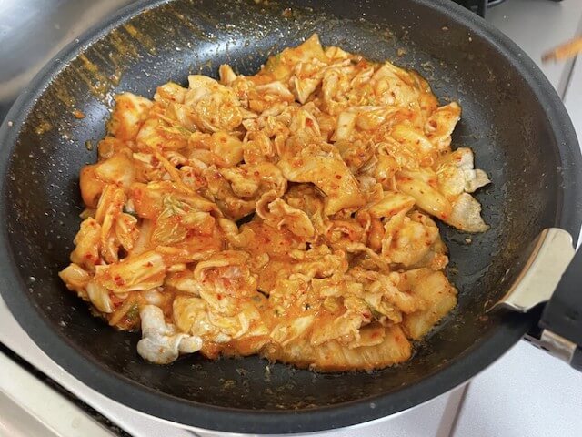 『家事ヤロウ!!!』【特製豚キムチ】作ったら、コッテリまろやかでクセになる！　安価な酸っぱいキムチが生まれ変わるぞの画像4