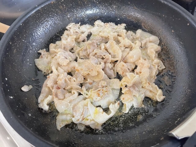 『家事ヤロウ!!!』【特製豚キムチ】作ったら、コッテリまろやかでクセになる！　安価な酸っぱいキムチが生まれ変わるぞの画像3