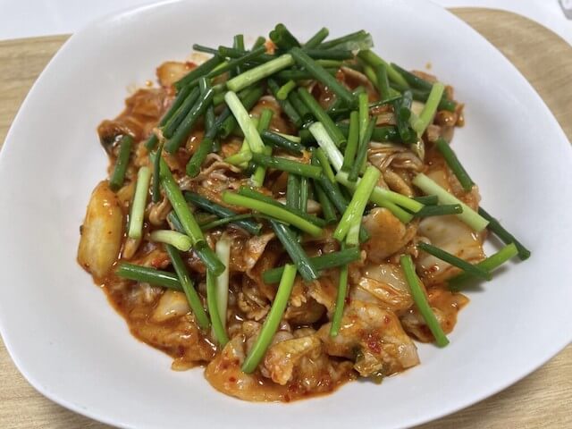 『家事ヤロウ!!!』【特製豚キムチ】作ったら、コッテリまろやかでクセになる！　安価な酸っぱいキムチが生まれ変わるぞの画像5