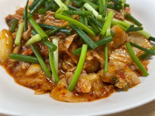 『家事ヤロウ!!!』【特製豚キムチ】作ったら、コッテリまろやかでクセになる！　安価な酸っぱいキムチが生まれ変わるぞの画像6