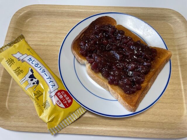 赤城乳業【かじるバターアイス】、「食パン×小倉」アレンジは簡単おいしい！　トーストのサクサク感とアイスが合う新感覚の画像2