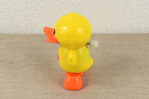 【100均レビュー】ダイソー「水場で遊べる生き物おもちゃ」比較！　バタバタ泳ぐアヒルとフワフワ浮くクラゲ、どっちで遊ぶ？の画像3