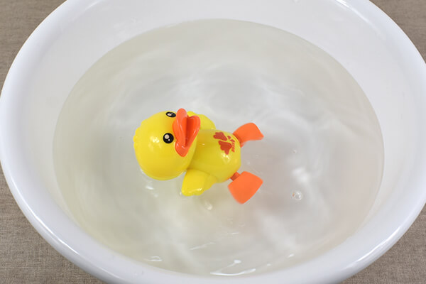 【100均レビュー】ダイソー「水場で遊べる生き物おもちゃ」比較！　バタバタ泳ぐアヒルとフワフワ浮くクラゲ、どっちで遊ぶ？の画像4