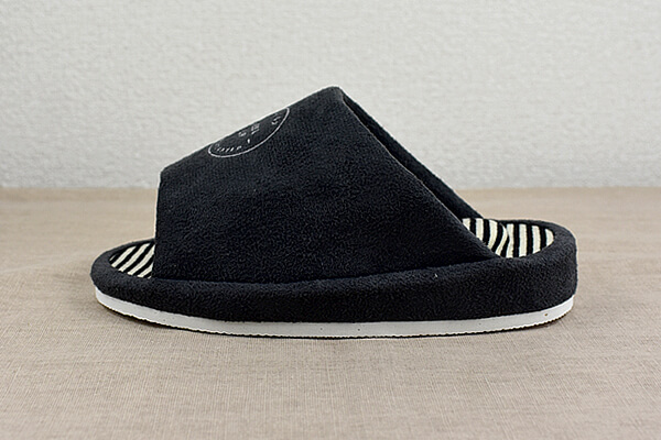 スリコ（3COINS）「かかとアップスリッパ」は足つぼを刺激し履くだけで姿勢矯正!?の画像2