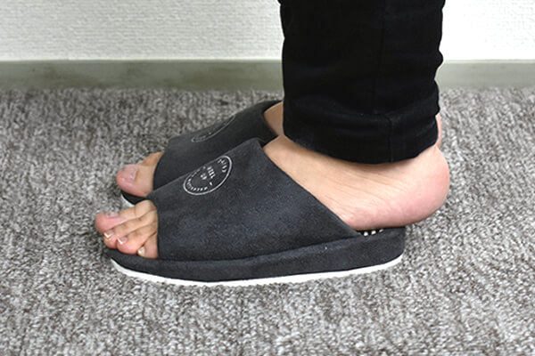 スリコ（3COINS）「かかとアップスリッパ」は足つぼを刺激し履くだけで姿勢矯正!?の画像4