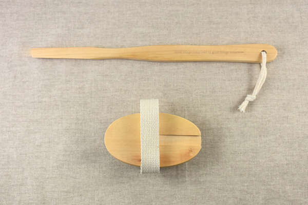 スリコ（3COINS）「取り外し可能なツボ押しブラシ」柄を外して手に装着できるので便利！の画像2