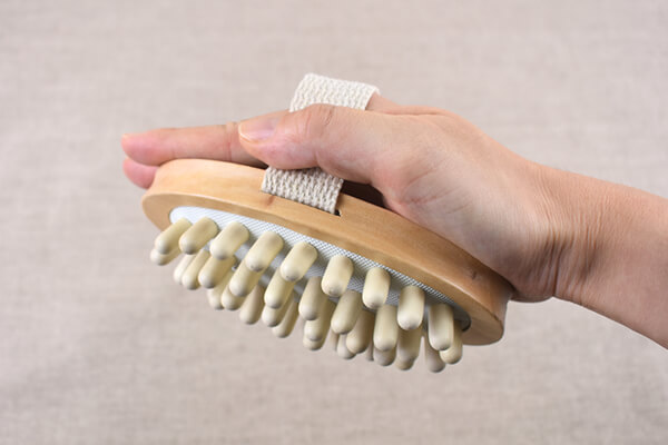 スリコ（3COINS）「取り外し可能なツボ押しブラシ」柄を外して手に装着できるので便利！の画像4