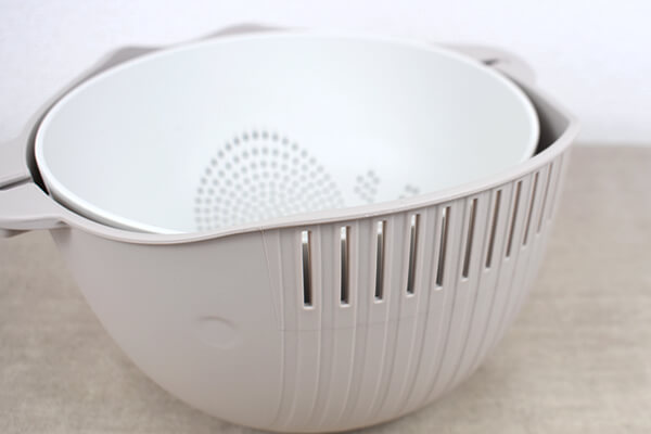 スリコ（3COINS）「ザル＆ボウルセット」ボウルがフタ代わりになって水切りラクラク！の画像2
