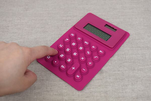 スリコ（3COINS）「ぐにゃぐにゃ電卓」はシリコン素材製で電卓のイメージが覆される!?の画像3