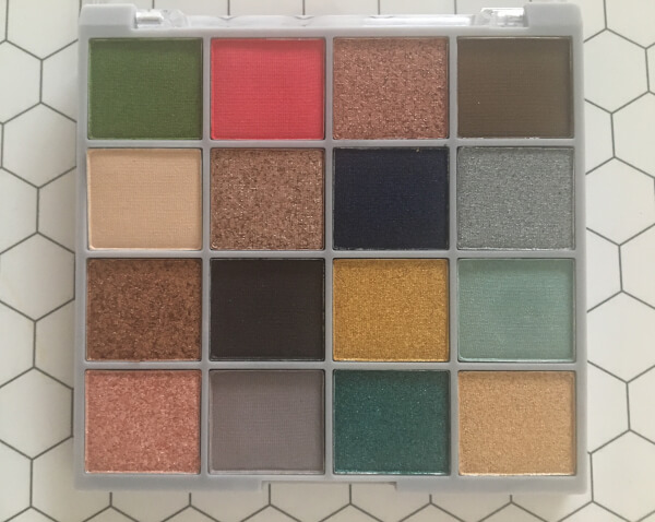 遊びカラーもちゃんと使えるパレット。（C）サイゾーウーマン