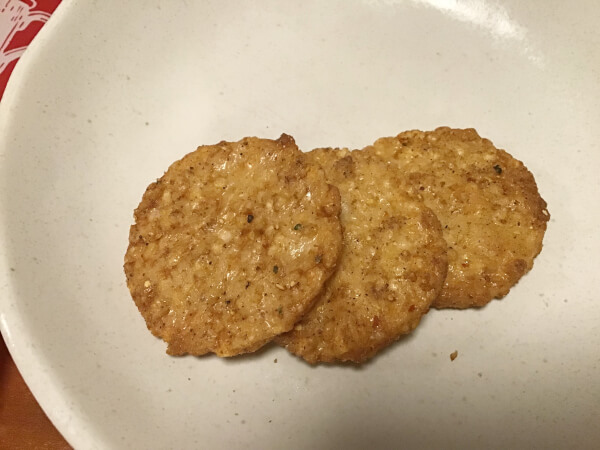 コオロギおつまみせんべいの中身はこちら！（C）サイゾーウーマン