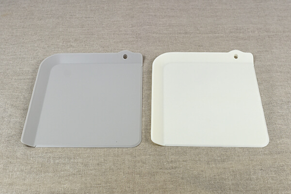 スリコ（3COINS）「こぼれにくい抗菌まな板：小2枚セット」はフチのついたまな板!?の画像2