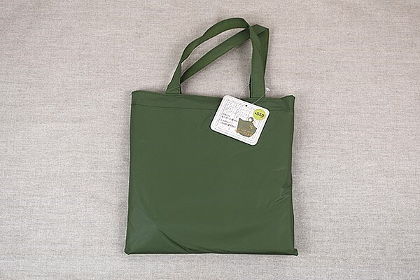 スリコ（3COINS）「大判レインポンチョ」余裕のあるサイズ感で動きやすく手提げ袋つきで持ち運びに便利！の画像1