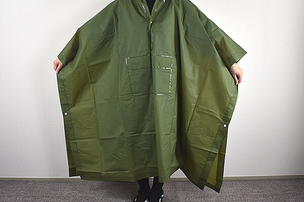 スリコ（3COINS）「大判レインポンチョ」余裕のあるサイズ感で動きやすく手提げ袋つきで持ち運びに便利！の画像2