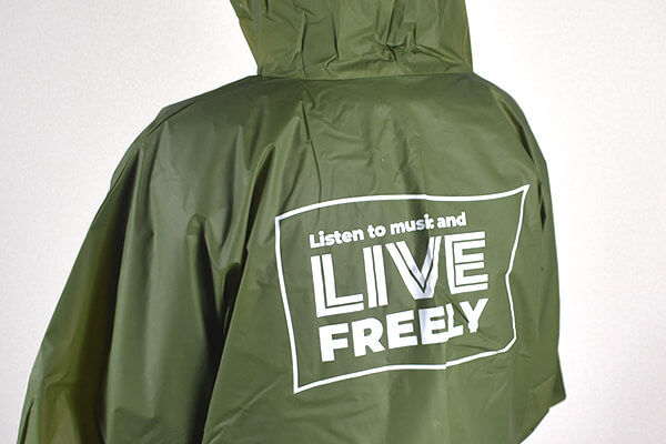 スリコ（3COINS）「大判レインポンチョ」余裕のあるサイズ感で動きやすく手提げ袋つきで持ち運びに便利！の画像3