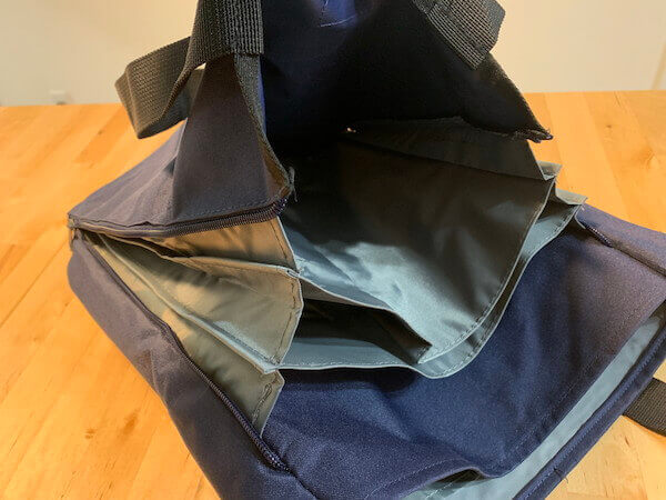 財布のようにじゃばらに開いて中身が見やすい