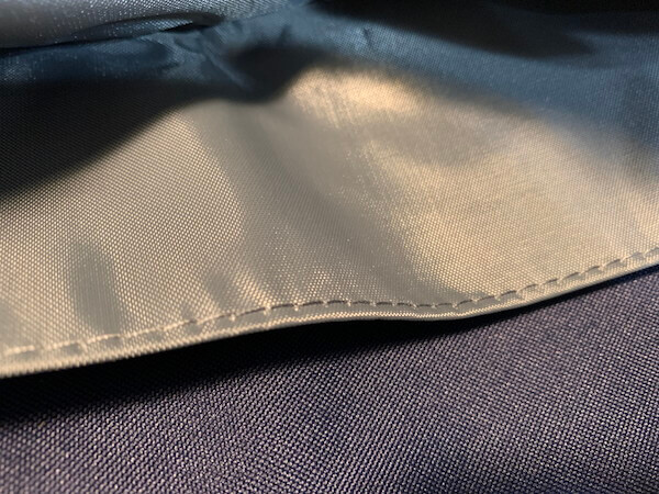 薄いグレーのナイロン生地