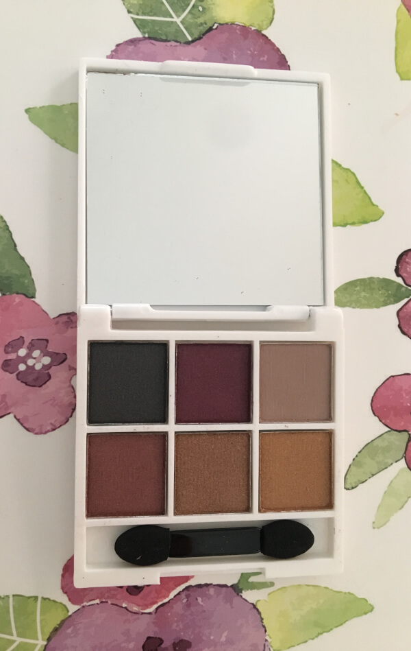 アイシャドウの仕切り部分まで白で統一！チップのサイズは5cm。（C）サイゾーウーマン