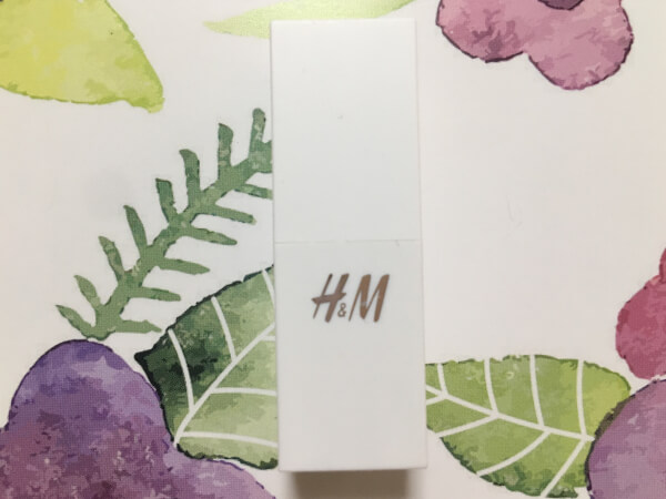 サイズは縦5.2×横1.3(cm)と小さめで、持ち歩きにぴったり☆（C）サイゾーウーマン