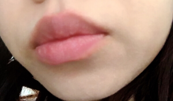 何も塗っていない状態、元々唇の色がかなり赤め。（C）サイゾーウーマン