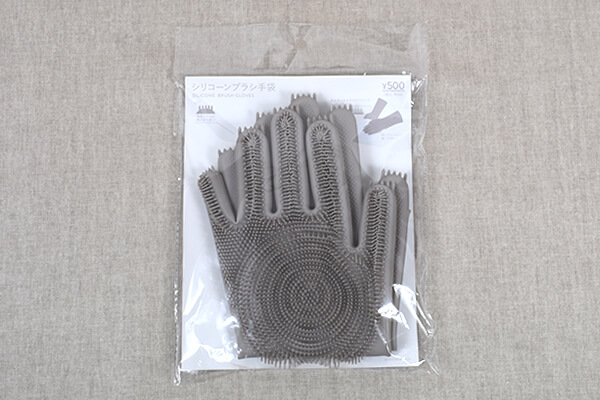 スリコ（3COINS）「シリコーンブラシ手袋」食器洗いや掃除など用途が広くてペットも喜ぶ!?の画像1