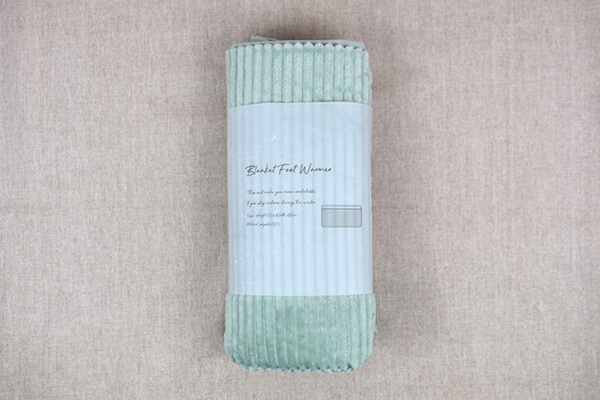 スリコ（3COINS）「足入れ敷毛布」は足元の寒さ対策にぴったり！冷え性の人におすすめの画像1