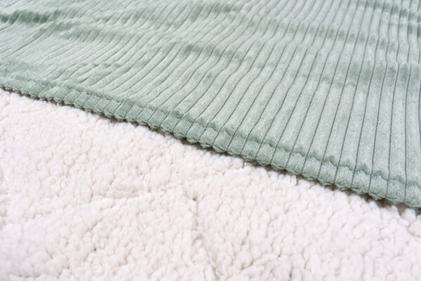 スリコ（3COINS）「足入れ敷毛布」は足元の寒さ対策にぴったり！冷え性の人におすすめの画像3