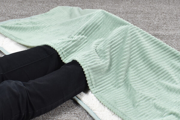 スリコ（3COINS）「足入れ敷毛布」は足元の寒さ対策にぴったり！冷え性の人におすすめの画像5