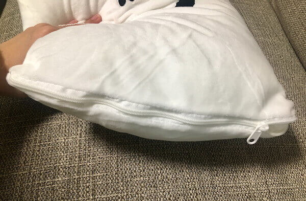 横のファスナーからティッシュを入れる